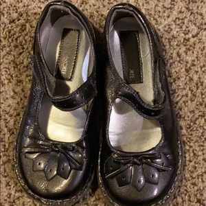 Cherokee grey girls shoes. 11